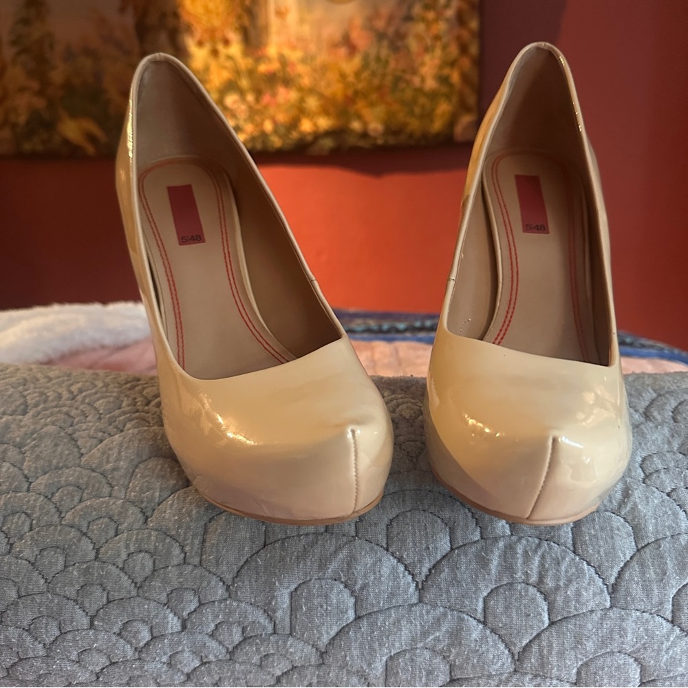 💋 Sleek Nude Patent Platform Pumps – Size 37 (US 6.5) 💋 - Picture 2 of 8